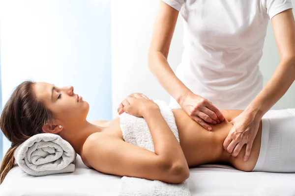 Osteopat gör manipulativa massage — Stockfoto