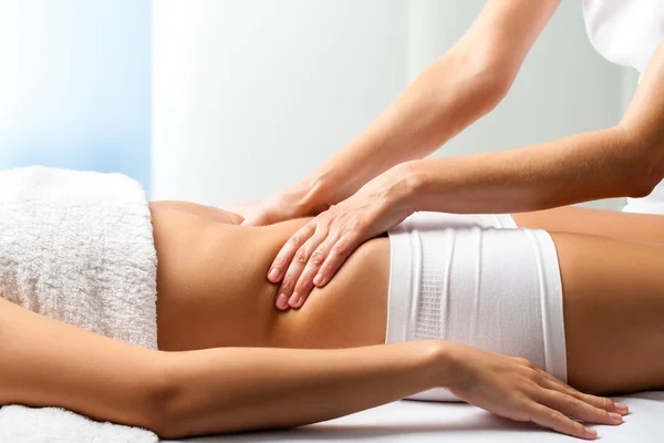 Osteopaat doen manipulatieve buik massage — Stockfoto