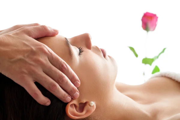 Жінка має масаж обличчя — стокове фото