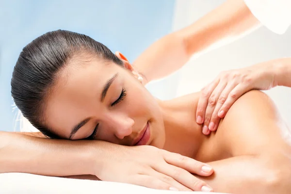 Jovem mulher desfrutando de massagem — Fotografia de Stock