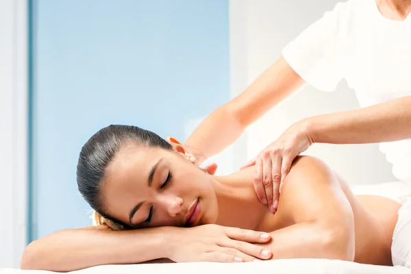 Młoda kobieta korzystająca z masażu — Zdjęcie stockowe