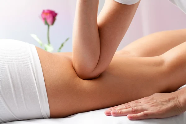 Therapist applying pressure on female hamstrings — Stock Image Therapist applying pressure on female hamstrings Stock Picture