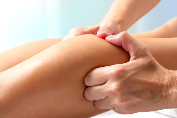 Athlete having therapeutic calf muscle massage — Stock Photo, Image