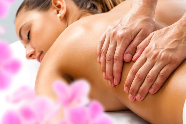 Mani che fanno massaggio rilassante alla schiena . — Foto Stock