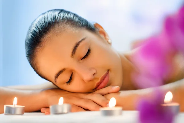 Mulher relaxante após a massagem — Fotografia de Stock