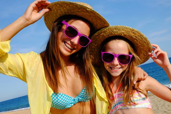 Joyeuses petites amies sur la plage — Photo