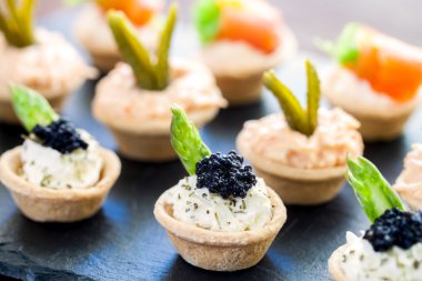 Mini puf böreği tartlets kokulu dolgulu.