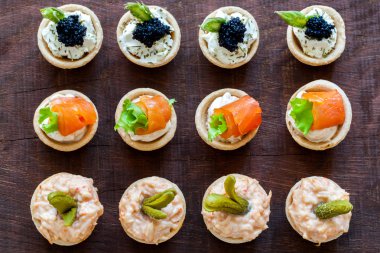 birden çok mini pasta tartlets.