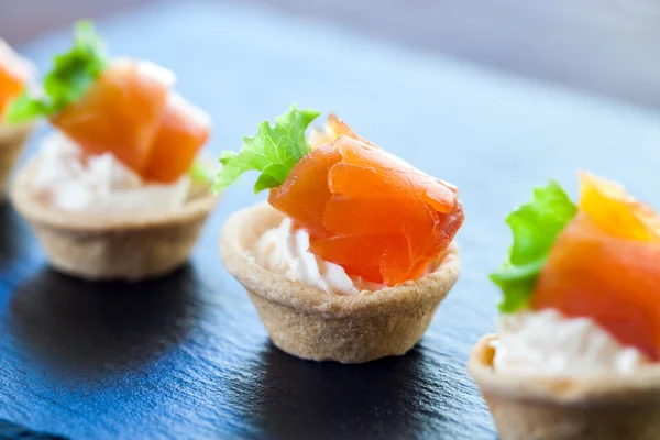 Mini tortinhas de pastelaria defumadas para catering . — Fotografia de Stock