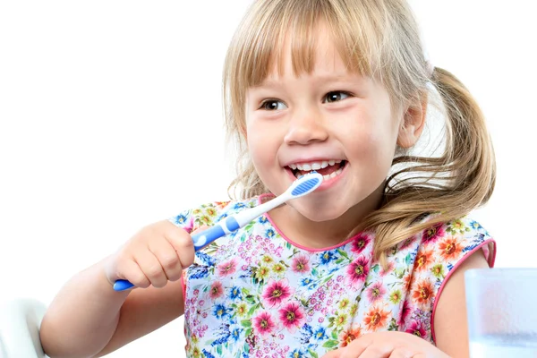 Девушка чистит зубы. — стоковое фото