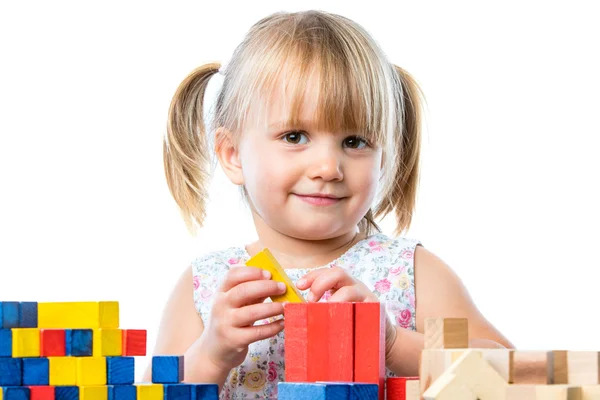 Menina bonito jogar jogo educativo . — Fotografia de Stock