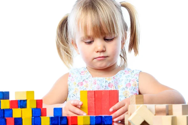 Dívka si hraje s bloky dřeva. — Stock fotografie