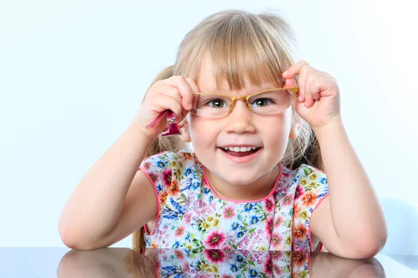 Menina testando novos óculos . — Fotografia de Stock