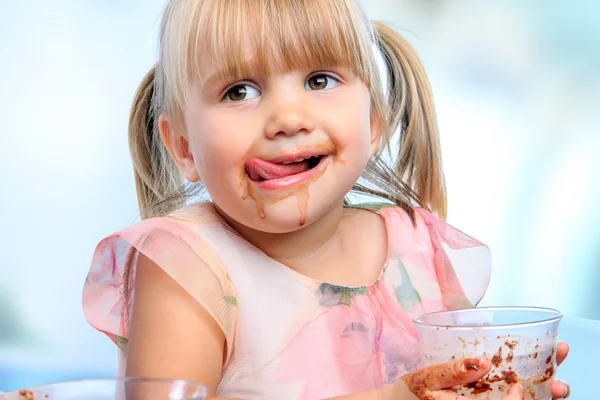Bambina che beve latte al cioccolato a casa . — Foto Stock