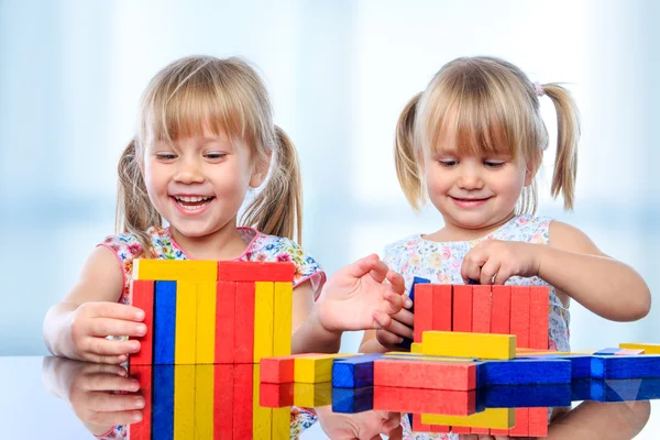 Kinderen gebouw met houten blokken aan tafel. — Stockfoto