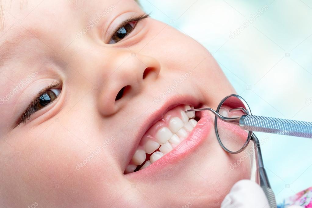 Child at dental check up. — Stock Photo © karelnoppe 89161258