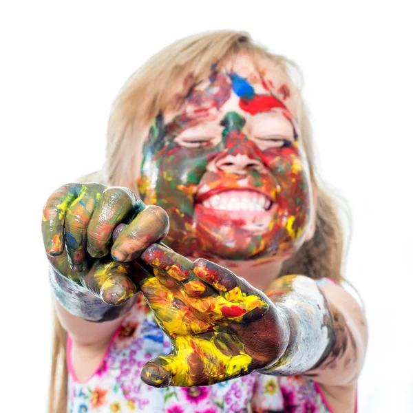 Menina com as mãos pintadas e rosto — Fotografia de Stock