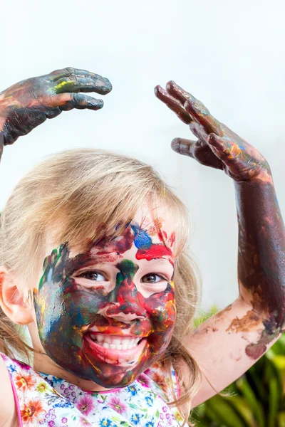 Menina com as mãos pintadas e rosto — Fotografia de Stock