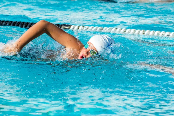 Nadador competindo em gala — Fotografia de Stock