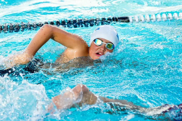 Nuotatore in competizione in gala — Foto Stock