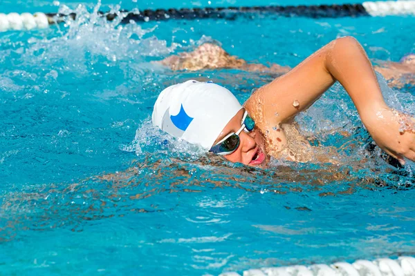 Nuotatore in competizione in gala — Foto Stock