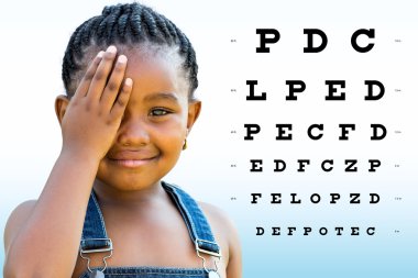 Küçük Afrikalı kız görme testi