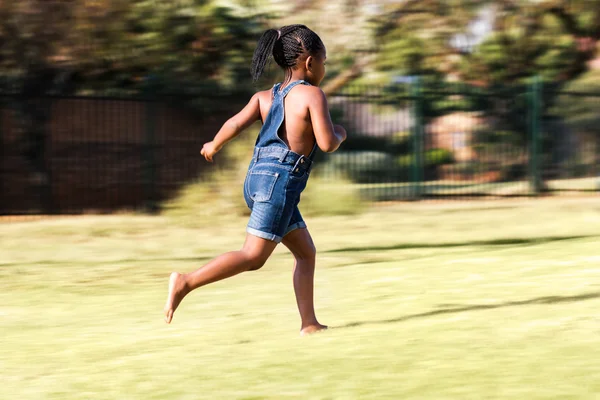 Vista trasera del niño africano corriendo —  Fotos de Stock