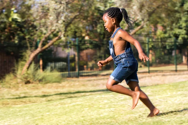 Vista trasera del niño africano corriendo — Foto de Stock