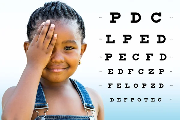 Pequena menina africana testando visão — Fotografia de Stock