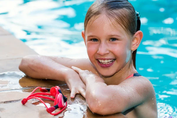 Cute girl in swimming pool — Stock Photo, Image