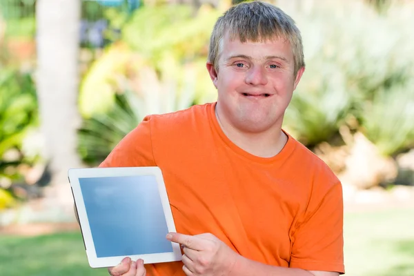 Hombre joven en la pantalla de tableta en blanco —  Fotos de Stock