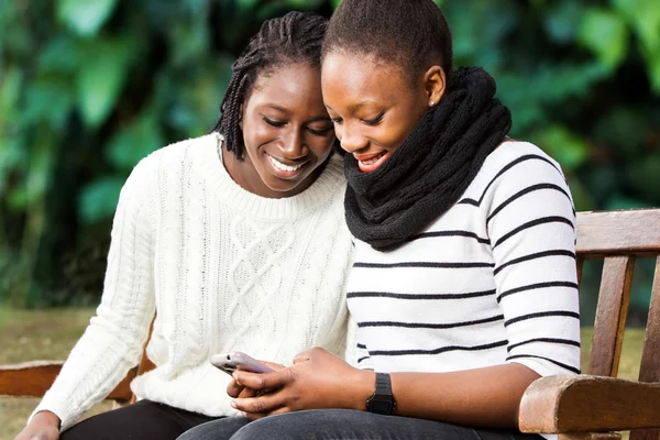 Tiener vriendinnen socialiseren op telefoon. — Stockfoto