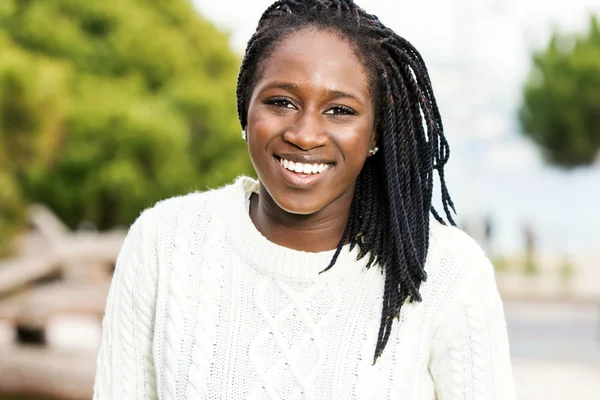 Africaine adolescent fille avec tressé coiffure — Photo