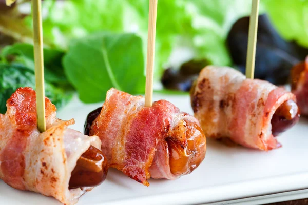 Fechas apetitosas con pinchos de tocino . —  Fotos de Stock