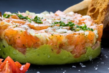Somon ve avokado tartar.