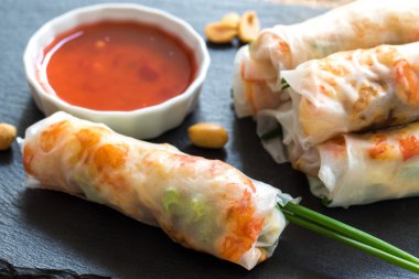 Vietnamca karides rulo