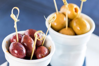 siyah ve yeşil zeytin ile kase.