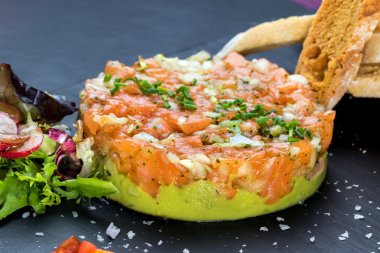 Somon ve avokado tartar.