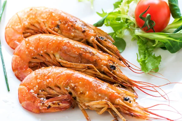 Langostinos a la parrilla con ensalada verde — Foto de Stock