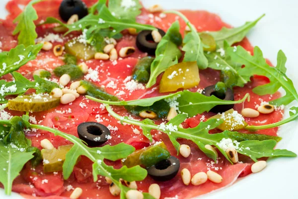 Carpaccio de carne e molho de azeitona — Fotografia de Stock