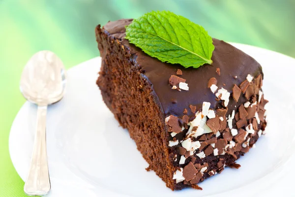 Bolo de chocolate com folha de hortelã — Fotografia de Stock