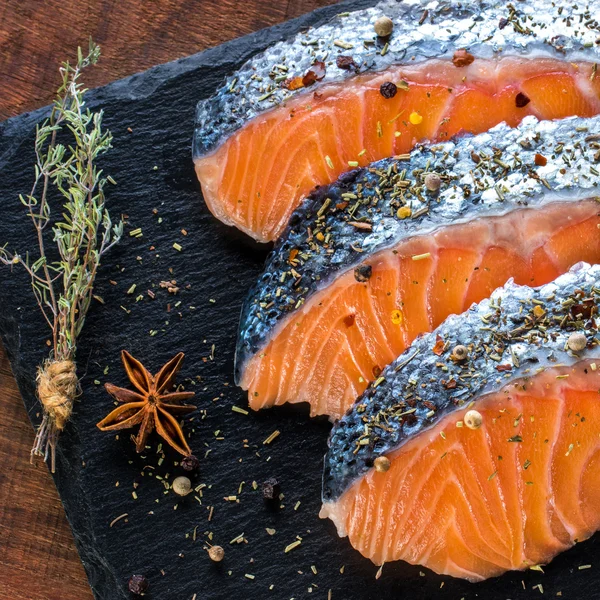 Porções de salmão fresco — Fotografia de Stock