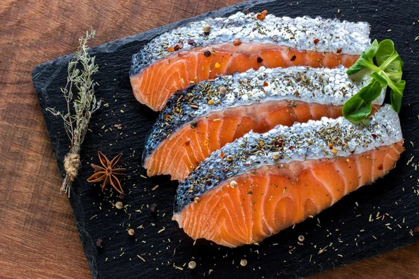 Porções de salmão fresco — Fotografia de Stock