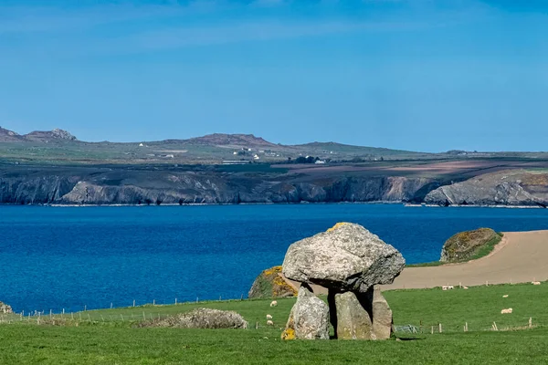 Carreg Samson又名Carreg Sampson Samson Stone或The Longhouse 一个5000年前的新石器娃娃 位于英国威尔士彭布罗克郡海岸小径 Pembrokeshire Coast — 图库照片