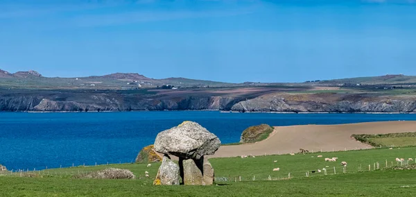 Carreg Samson又名Carreg Sampson Samson Stone或The Longhouse 一个5000年前的新石器娃娃 位于英国威尔士彭布罗克郡海岸小径 Pembrokeshire Coast — 图库照片