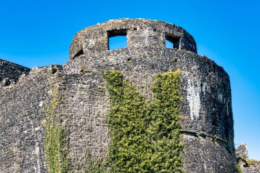 Tywi Nehri 'ne bakan Harap Dinefwr (Dynevor) Şatosu - Llandeilo, Carmarthenshire, Galler, 15 Nisan 2021' de Birleşik Krallık