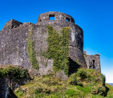 Tywi Nehri 'ne bakan Harap Dinefwr (Dynevor) Şatosu - Llandeilo, Carmarthenshire, Galler, 15 Nisan 2021' de Birleşik Krallık