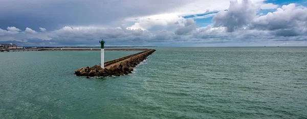 Fransa Nın Calais Kentinde Deniz Feneri Ile Dalgalı — Stok fotoğraf