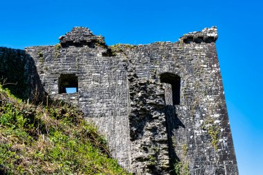 Tywi Nehri 'ne bakan Harap Dinefwr (Dynevor) Şatosu - Llandeilo, Carmarthenshire, Galler, 15 Nisan 2021' de Birleşik Krallık