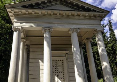 Diana Tapınağı aynı zamanda 20 Ağustos 2021 'de Polonya' nın Varşova kentinde bulunan Kraliyet Hamamları Parkı olarak da bilinir.